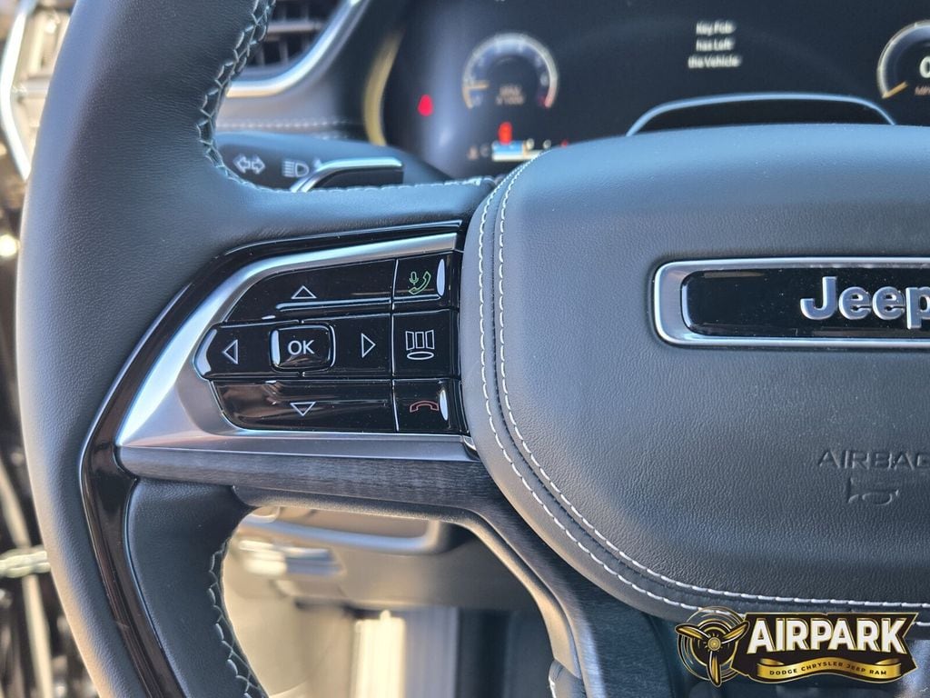 New 2025 Diamond Black Crystal Pearlcoat Jeep Overland image 22