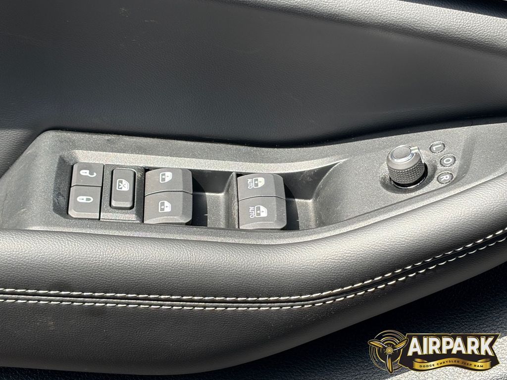 New 2026 Diamond Black Crystal Pearlcoat Jeep Laredo image 17