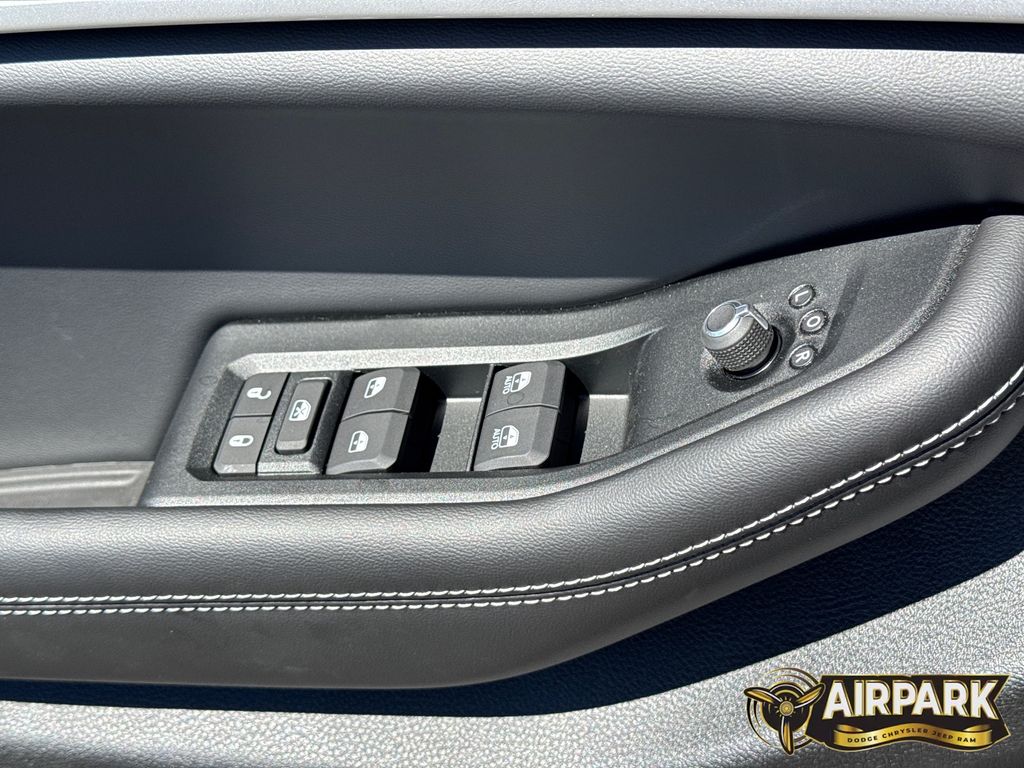 New 2026 Diamond Black Crystal Pearlcoat Jeep Laredo image 30