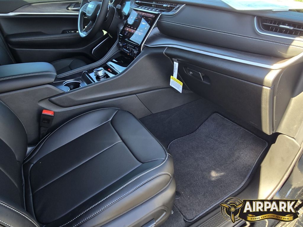 New 2025 Diamond Black Crystal Pearlcoat Jeep Limited image 12