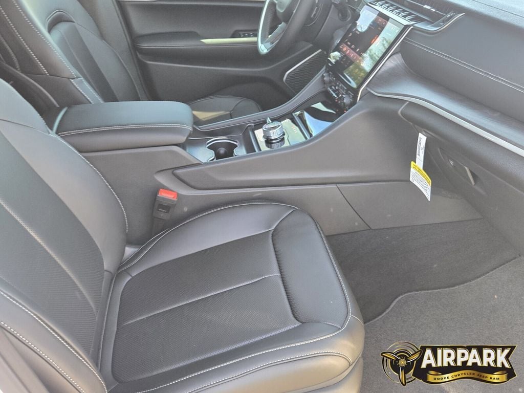 New 2025 Diamond Black Crystal Pearlcoat Jeep Limited image 11