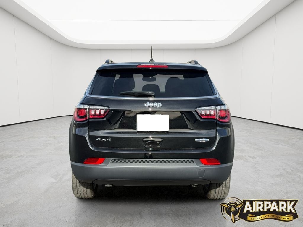 New 2026 Diamond Black Crystal Pearlcoat Jeep Latitude image 6