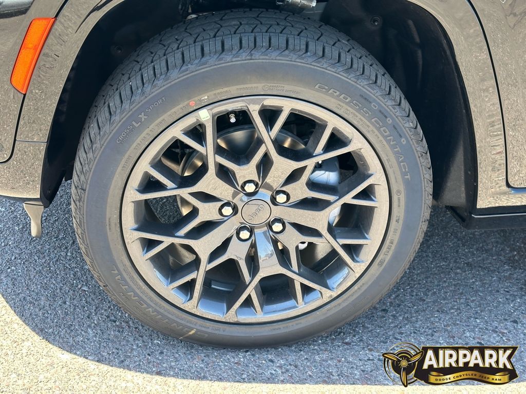 New 2025 Diamond Black Crystal Pearlcoat Jeep Summit image 10