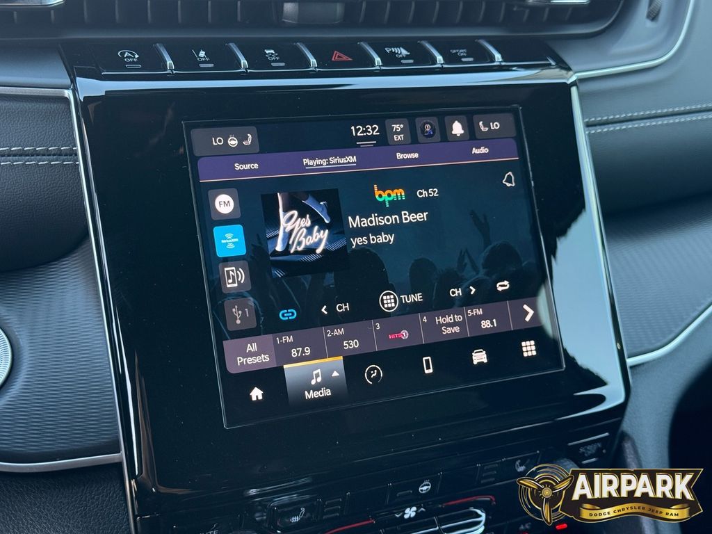 New 2025 Velvet Red Pearlcoat Jeep Laredo image 16