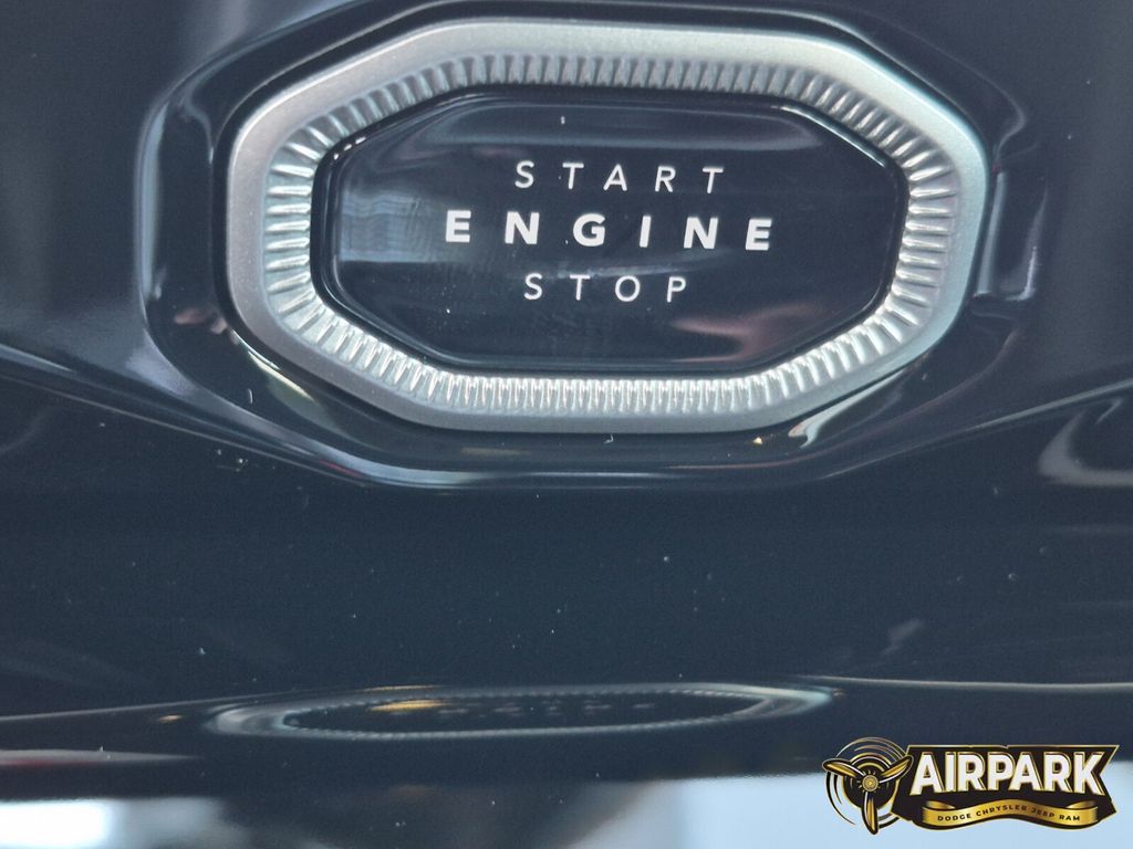 New 2026 Diamond Black Crystal Pearlcoat Jeep Laredo image 20