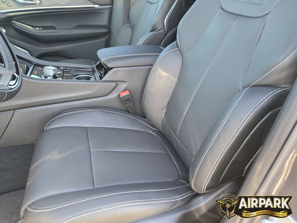 New 2025 Baltic Gray Jeep Overland image 19