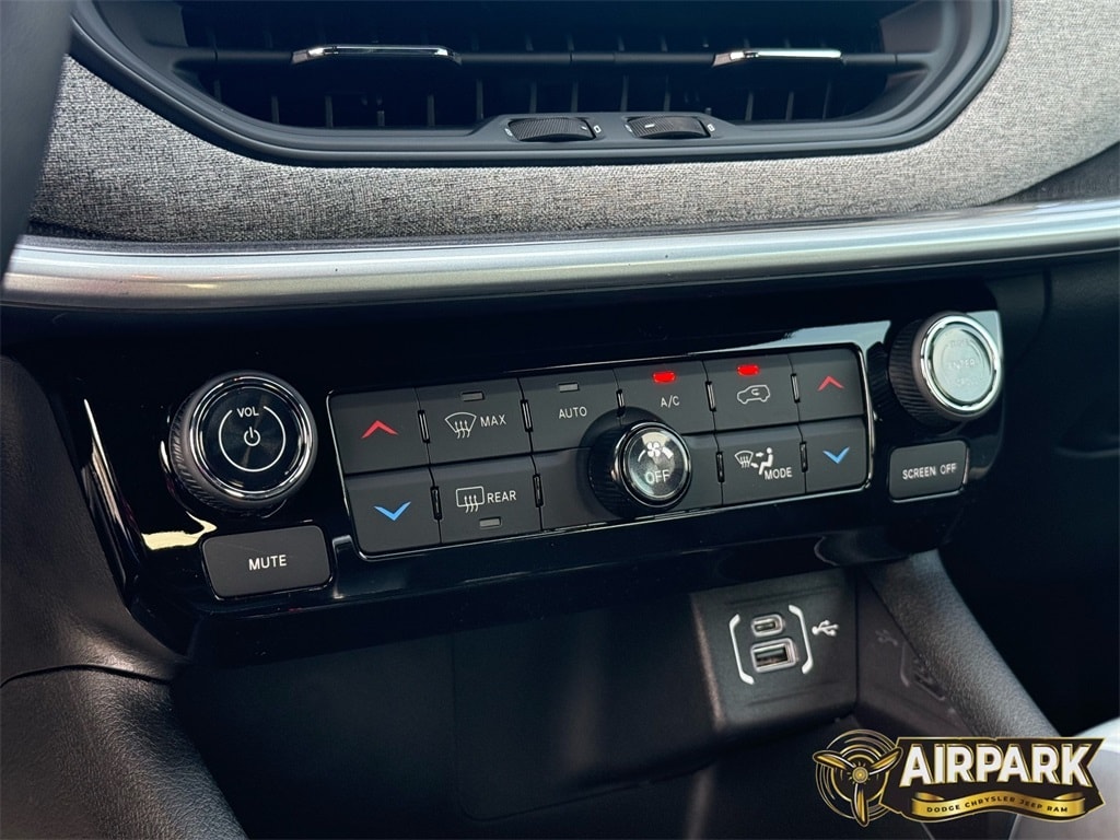 New 2026 Diamond Black Crystal Pearlcoat Jeep Latitude image 18