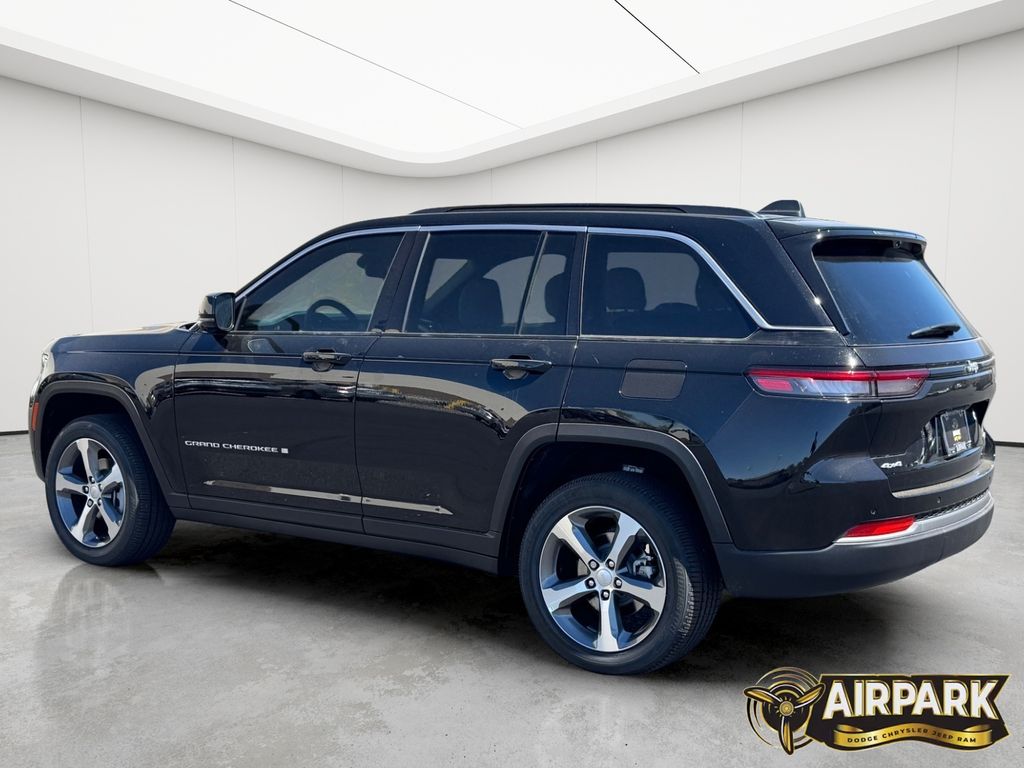 New 2026 Diamond Black Crystal Pearlcoat Jeep Limited image 6