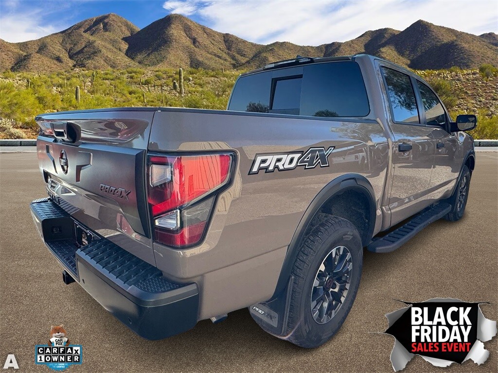 2023 Nissan Titan Crew Cab photo 3