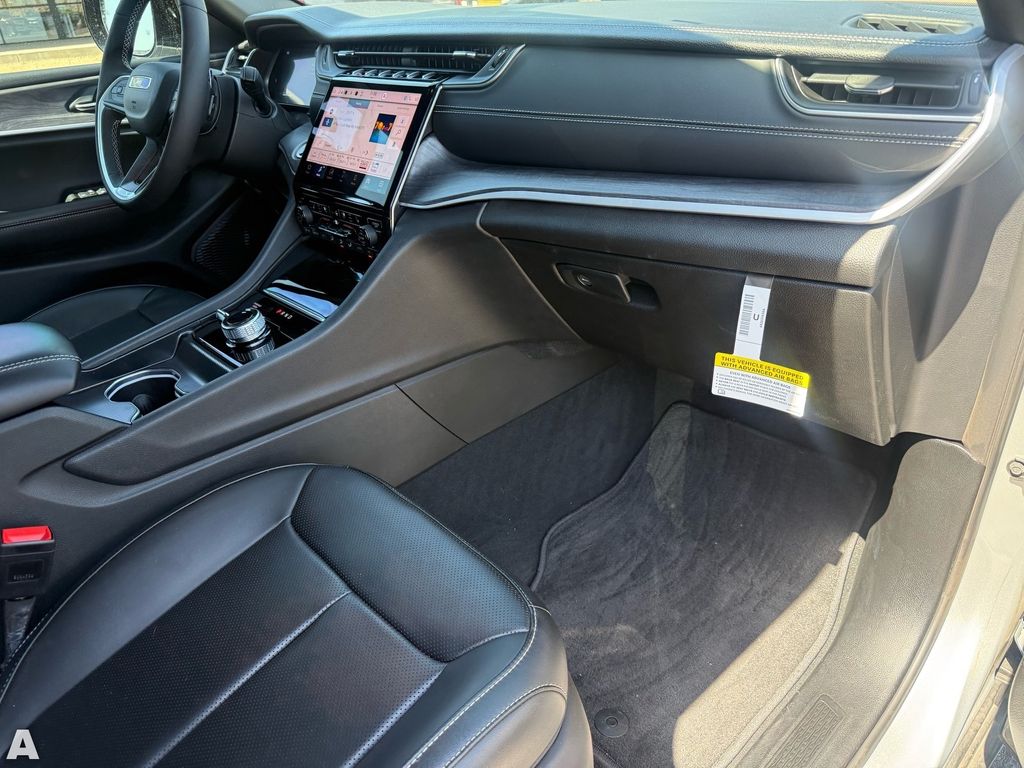 Used 2025 Silver Zynith Jeep Limited image 29