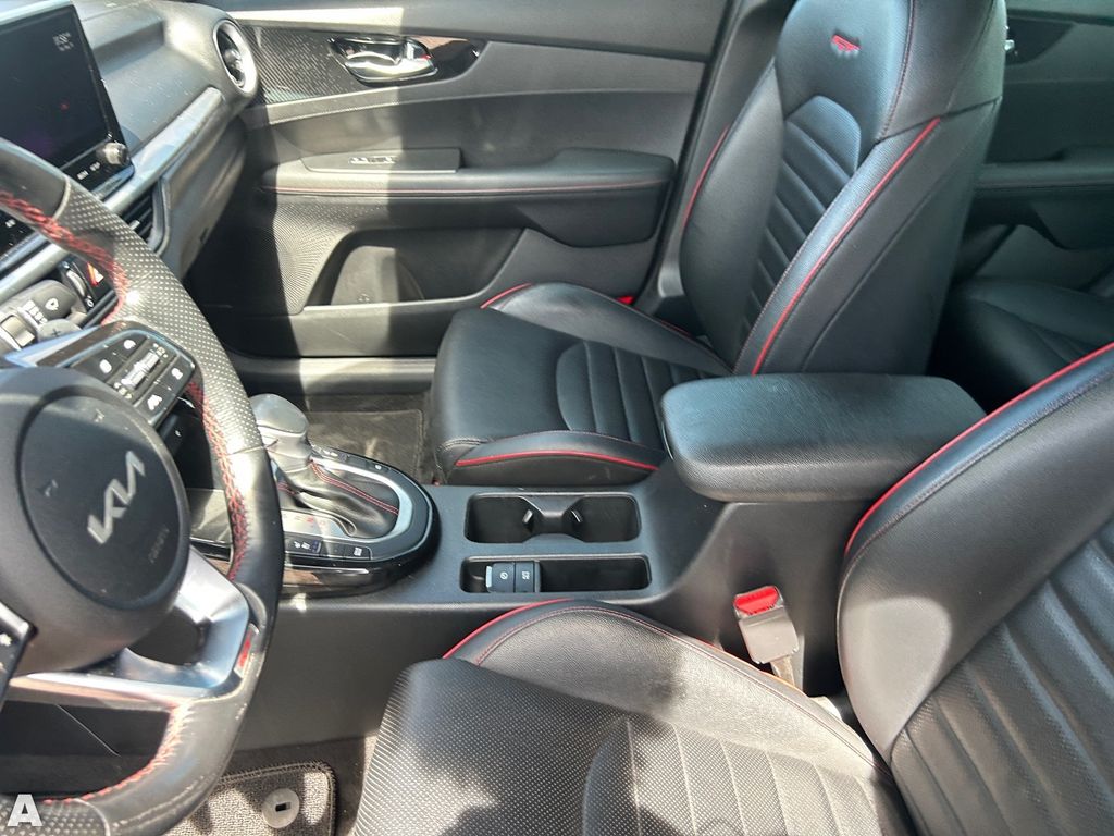 Used 2022 Currant Red Kia GT image 19