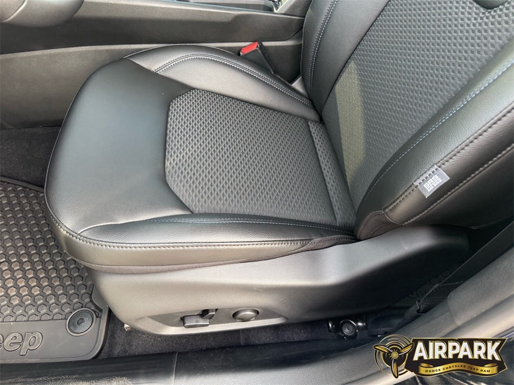 New 2026 Diamond Black Crystal Pearlcoat Jeep Latitude image 13