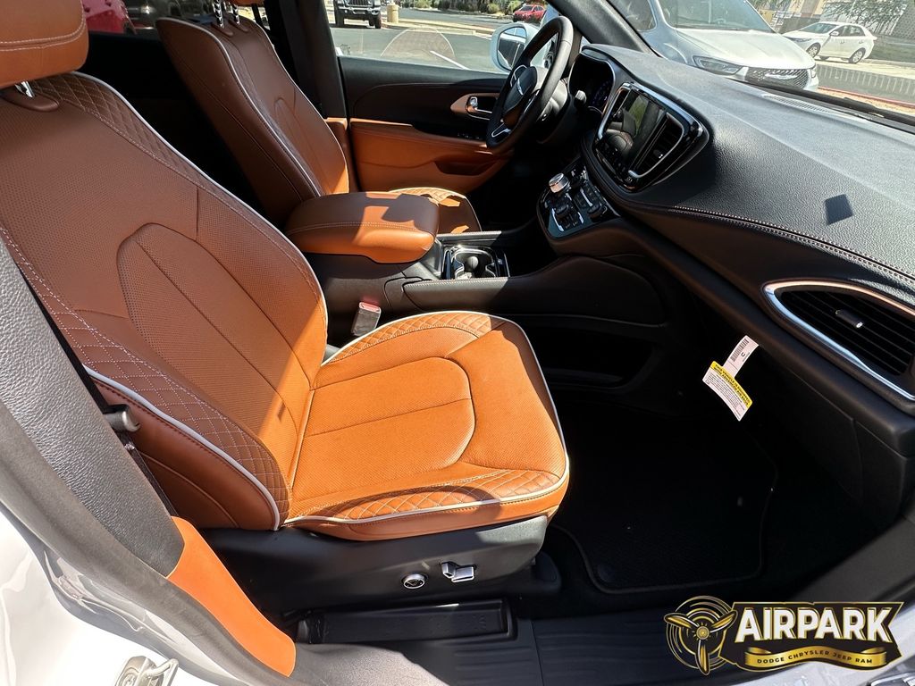 New 2024 Bright White Chrysler Pinnacle image 12