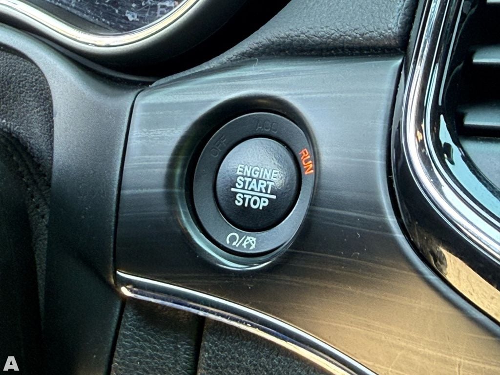 Used 2020 Diamond Black Crystal Pearlcoat Jeep Limited image 25