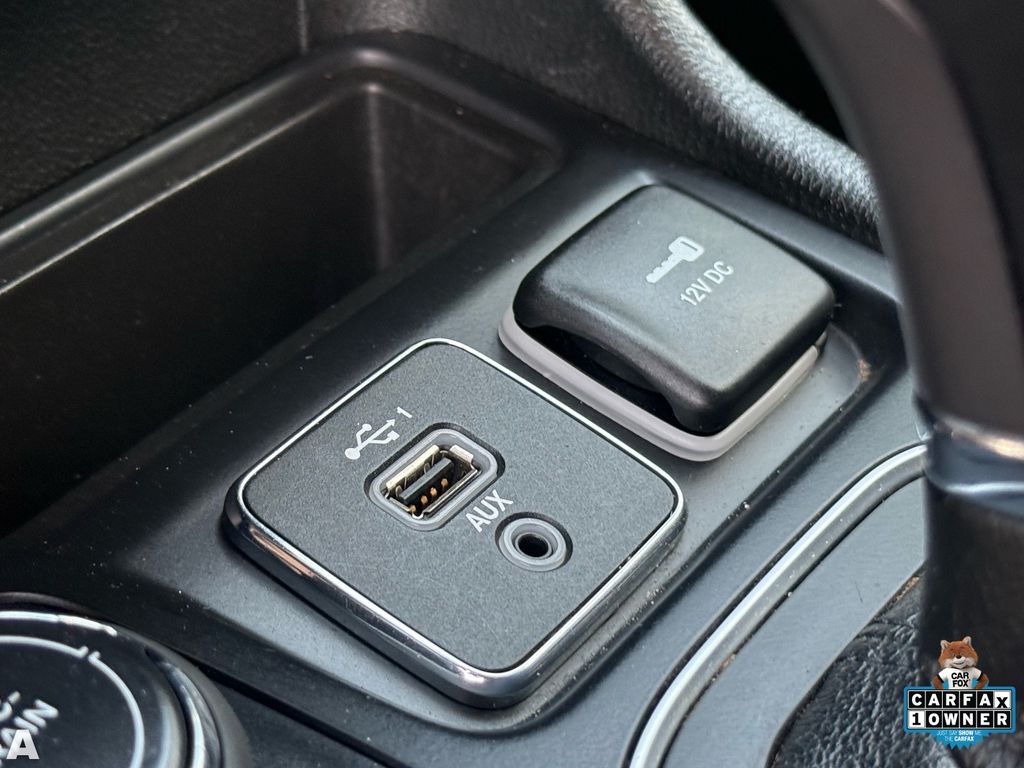 Used 2022 Bright White Clearcoat Jeep Latitude Lux image 23