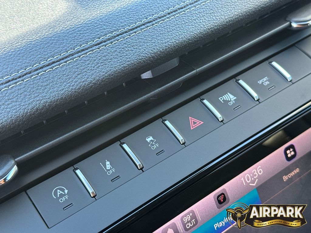 New 2026 Diamond Black Crystal Pearlcoat Jeep Laredo image 26