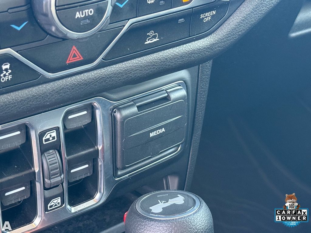 Used 2025 Hydro Blue Pearl Coat Jeep Sport S image 22