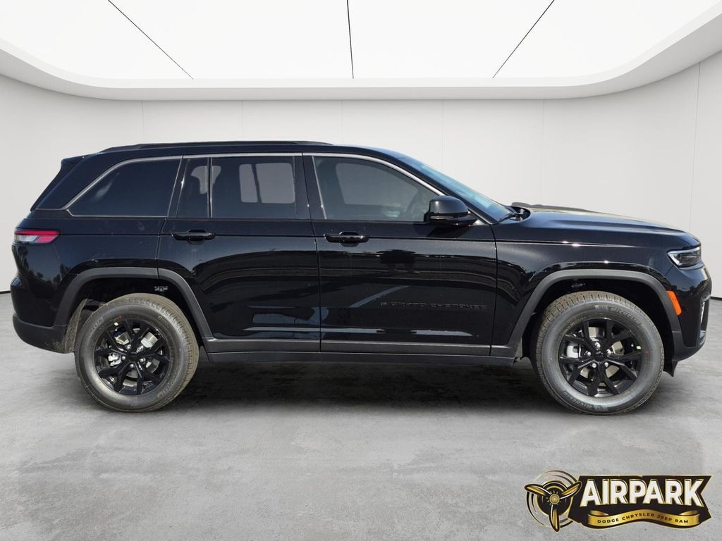 New 2026 Jeep Grand Cherokee Laredo Sport Utility