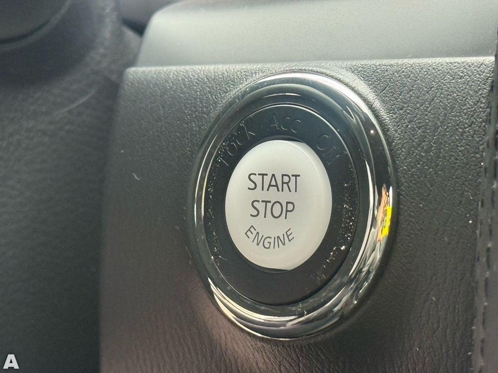 Used 2022 Aspen White Tricoat Nissan SL image 25