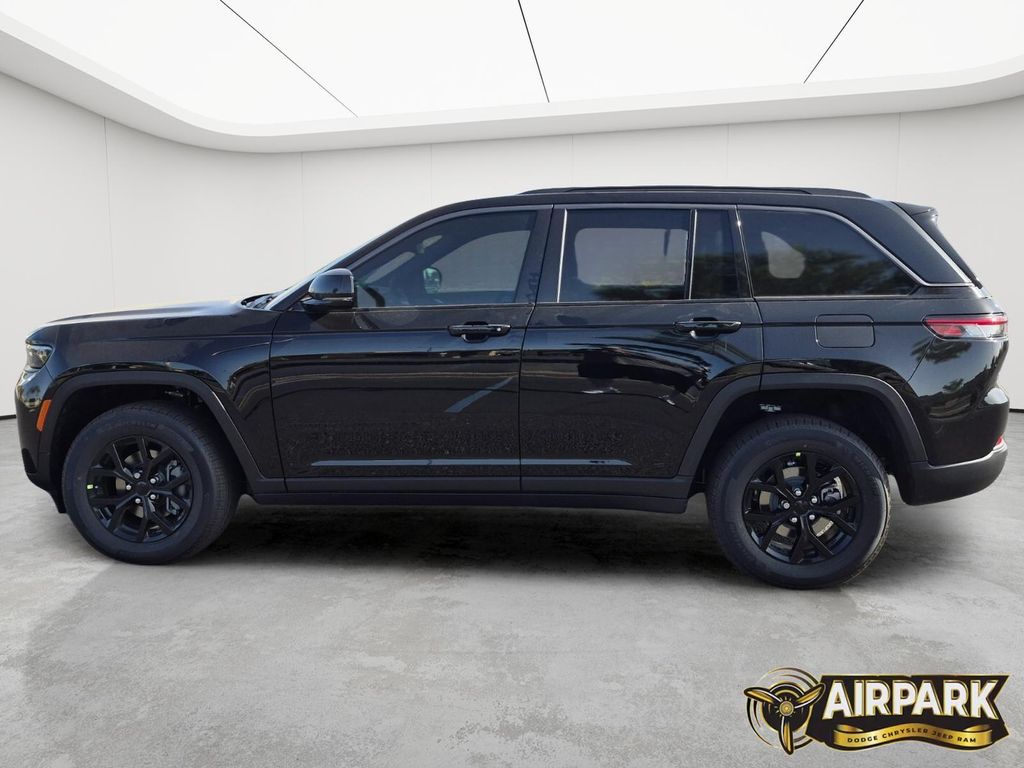 New 2026 Diamond Black Crystal Pearlcoat Jeep Laredo image 8