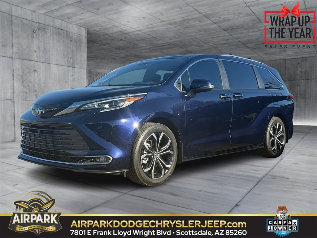 2025 Toyota Sienna Platinum's photo