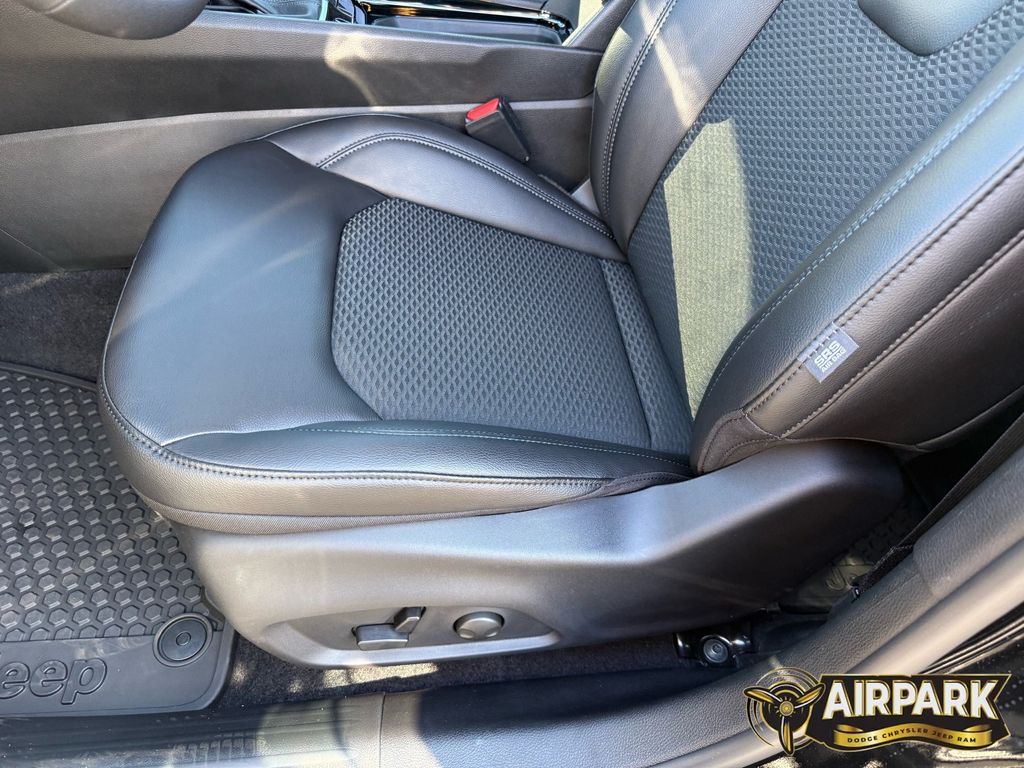 New 2026 Diamond Black Crystal Pearlcoat Jeep Latitude image 13