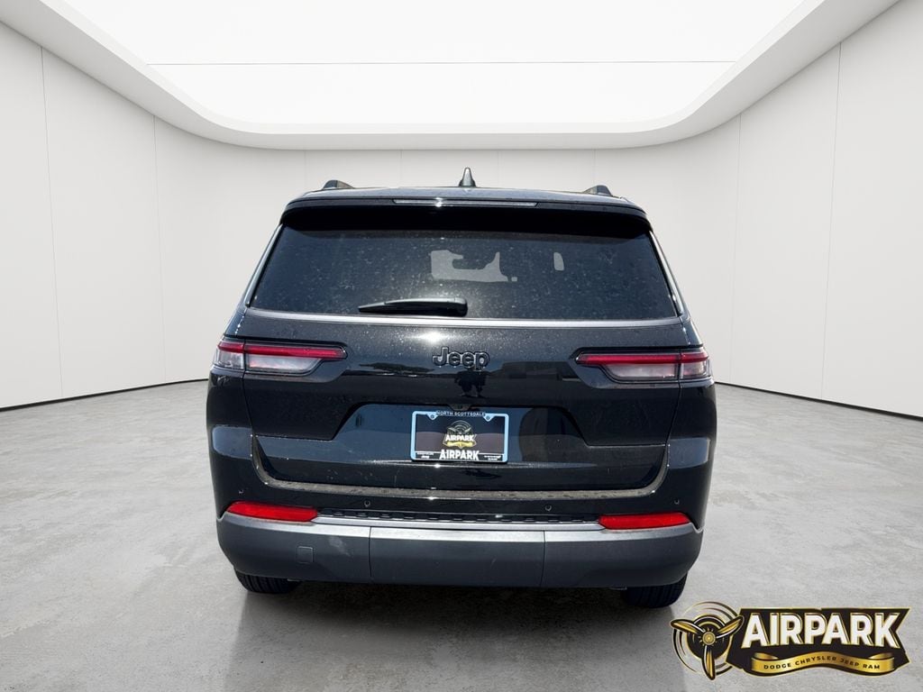 New 2026 Diamond Black Crystal Pearlcoat Jeep Laredo image 4