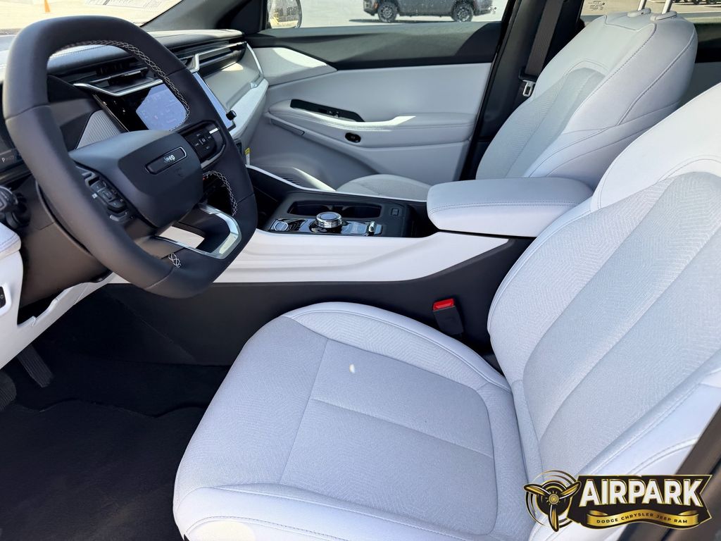 New 2026 Diamond Black Crystal Pearlcoat Jeep Laredo/Limited image 15