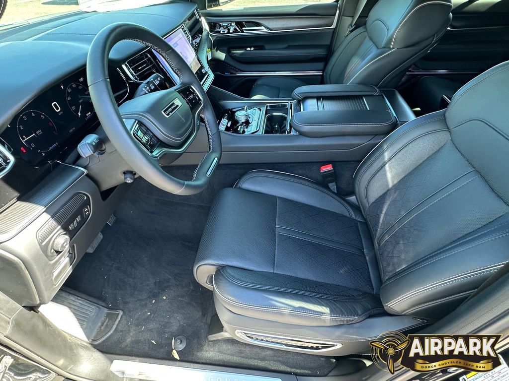 New 2024 Diamond Black Crystal Pearlcoat Jeep Series II image 15