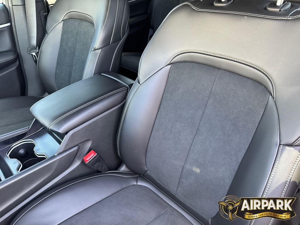 New 2026 Diamond Black Crystal Pearlcoat Jeep Laredo image 18