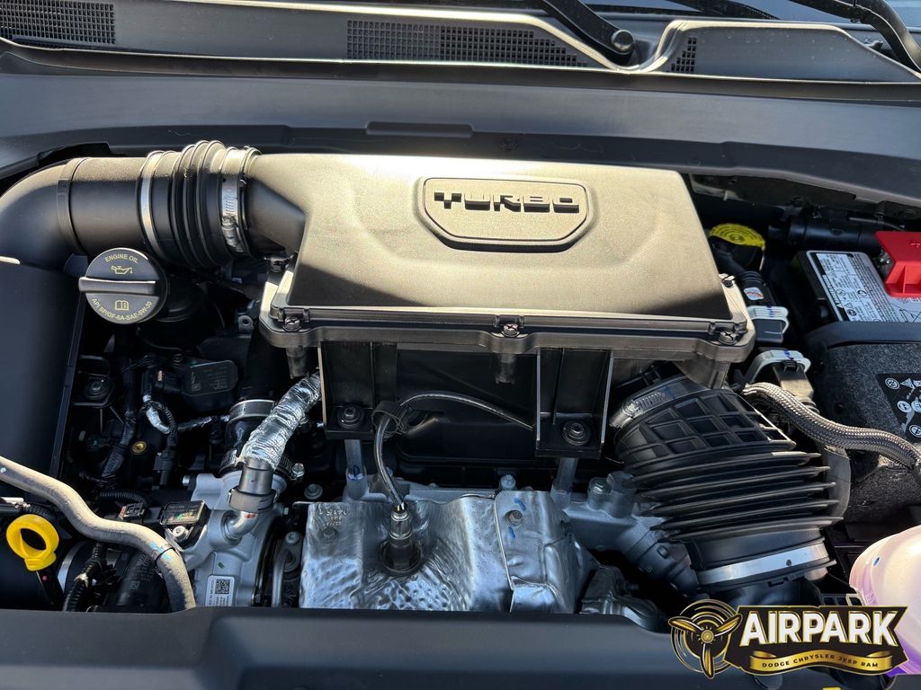 New 2026 Diamond Black Crystal Pearlcoat Jeep Latitude image 26