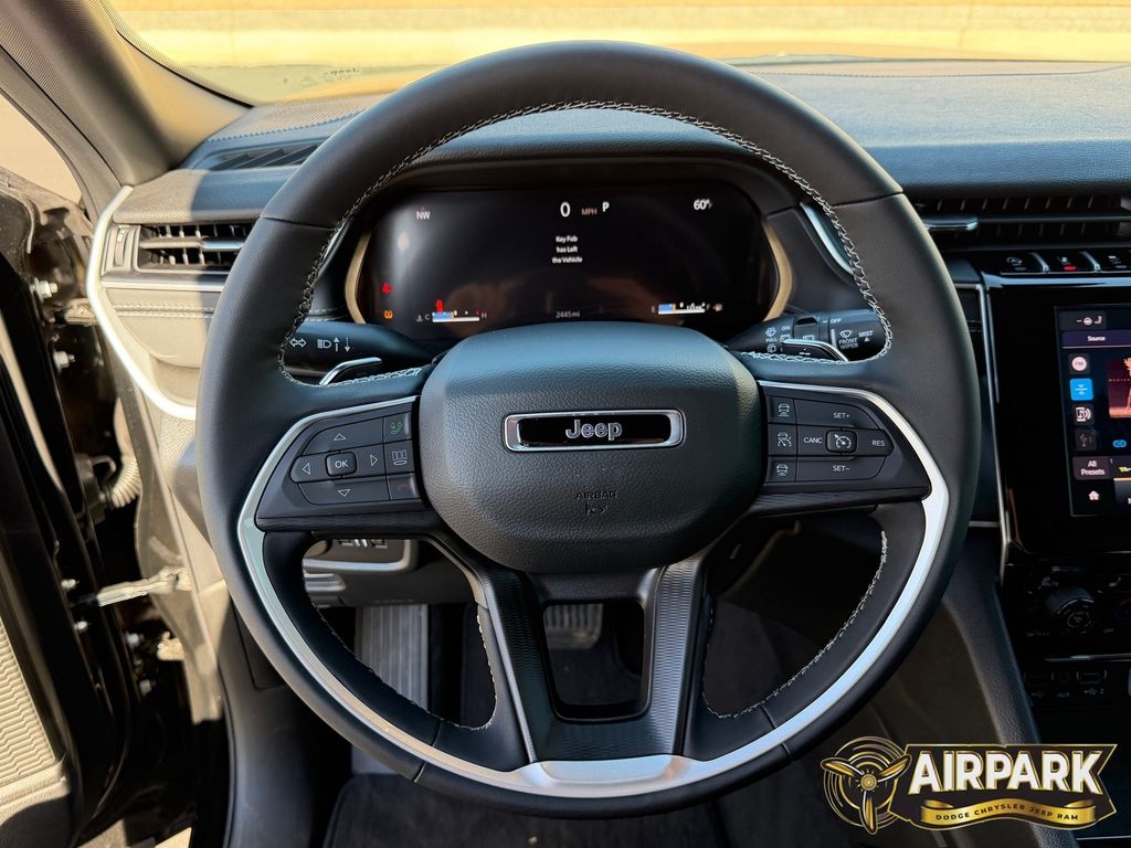 New 2025 Diamond Black Crystal Pearlcoat Jeep Laredo image 17