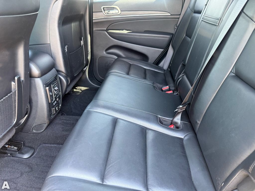 Used 2020 Diamond Black Crystal Pearlcoat Jeep Limited image 26