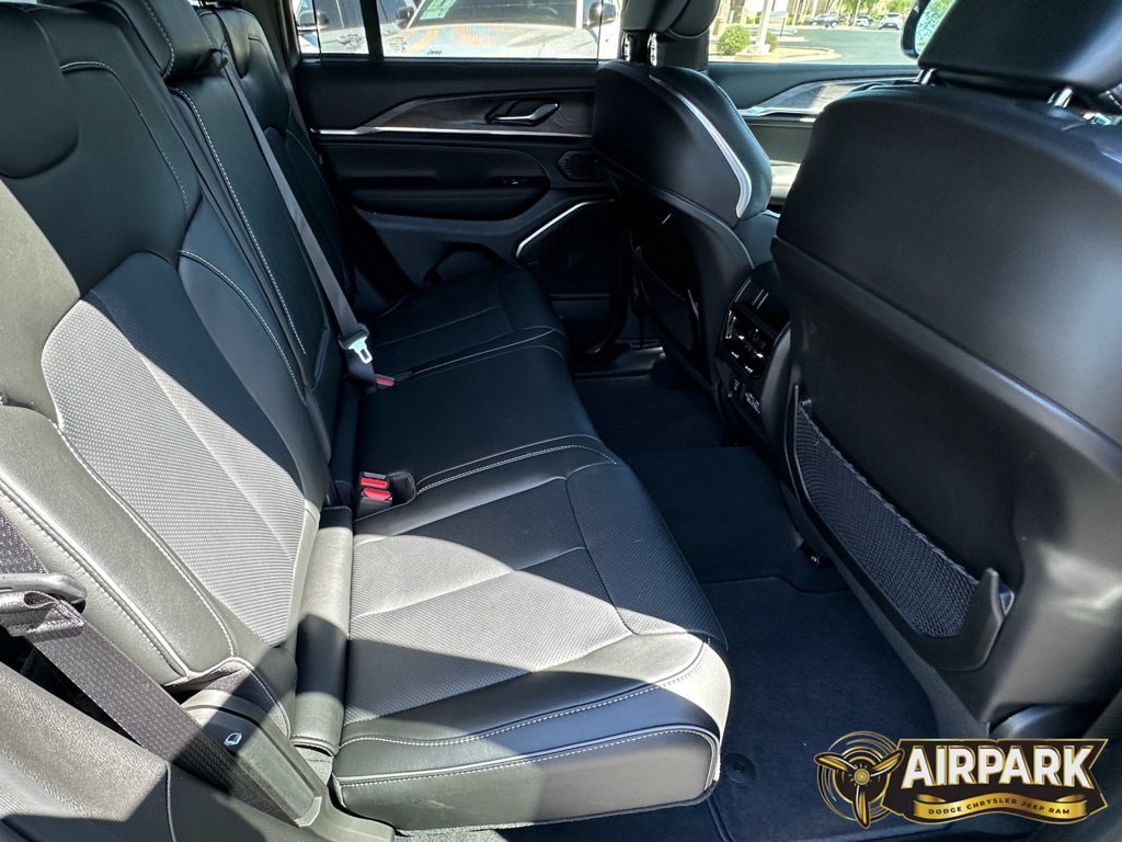 New 2025 Diamond Black Crystal Pearlcoat Jeep Overland image 13