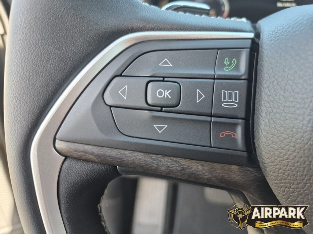 New 2026 Diamond Black Crystal Pearlcoat Jeep Laredo image 17