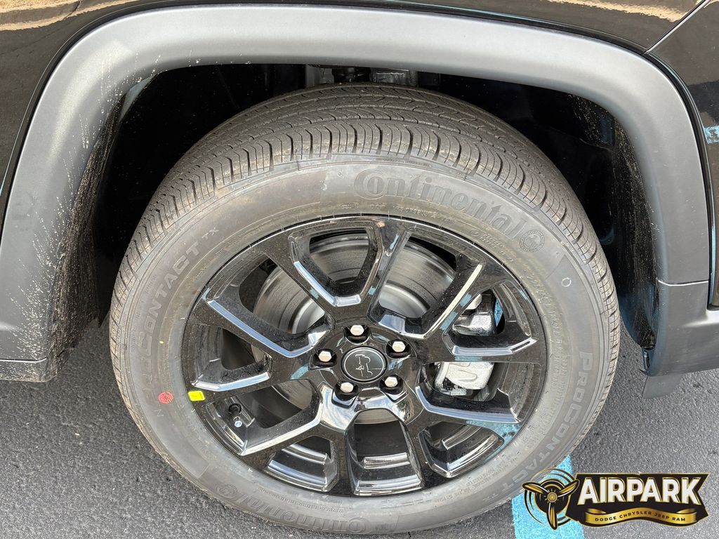 New 2026 Diamond Black Crystal Pearlcoat Jeep Latitude image 10