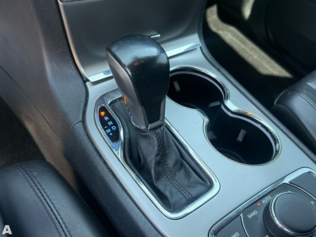 Used 2020 Diamond Black Crystal Pearlcoat Jeep Limited image 24