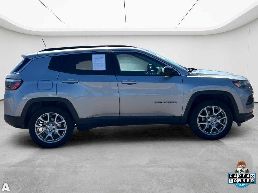 Used 2022 Billet Silver Metallic Clearcoat Jeep Latitude Lux image 6