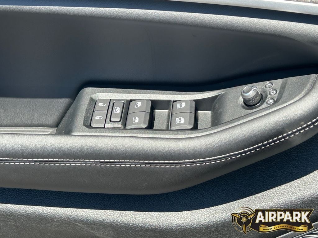 New 2026 Diamond Black Crystal Pearlcoat Jeep Laredo image 20