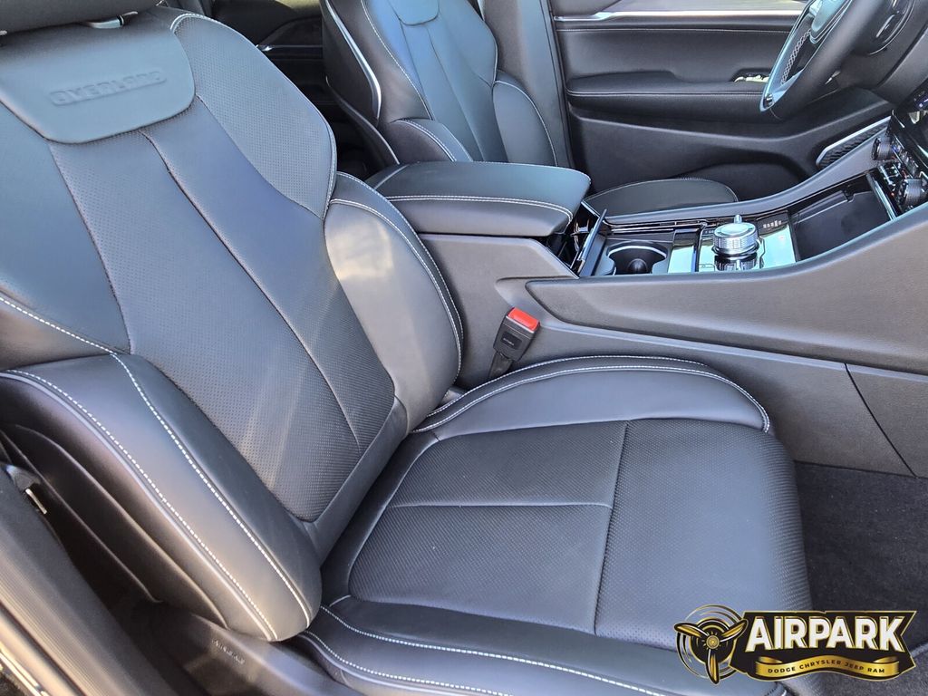 New 2025 Diamond Black Crystal Pearlcoat Jeep Overland image 12