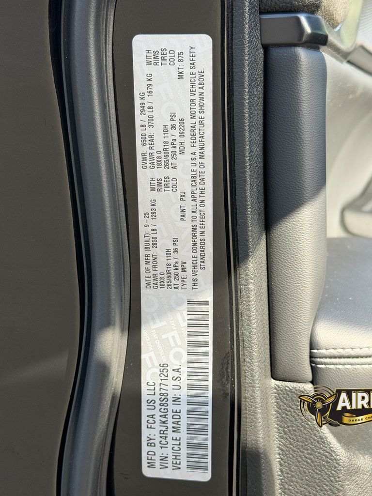 New 2025 Diamond Black Crystal Pearlcoat Jeep Laredo image 22