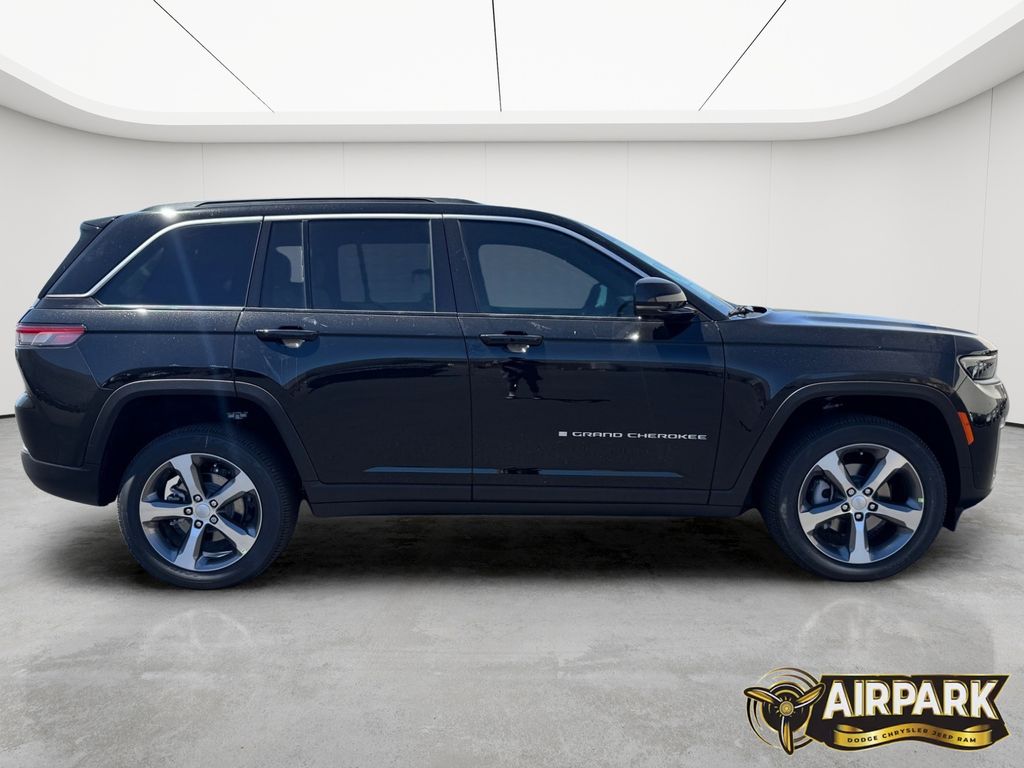 New 2026 Diamond Black Crystal Pearlcoat Jeep Limited image 3
