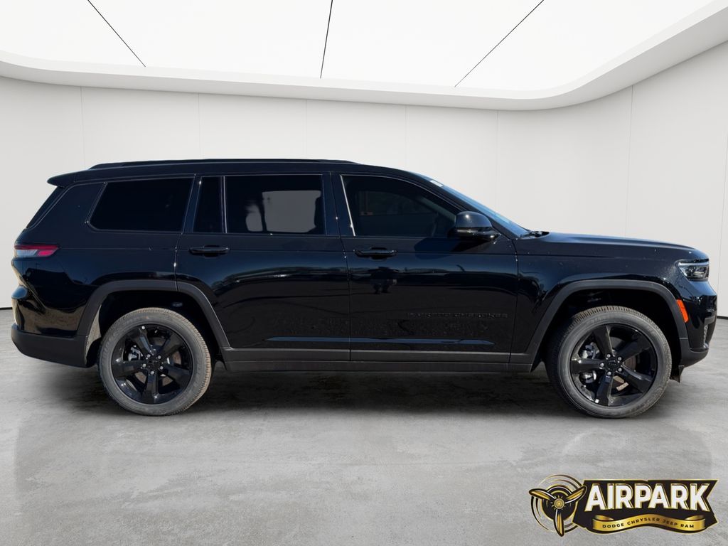 New 2025 Diamond Black Crystal Pearlcoat Jeep Laredo image 3