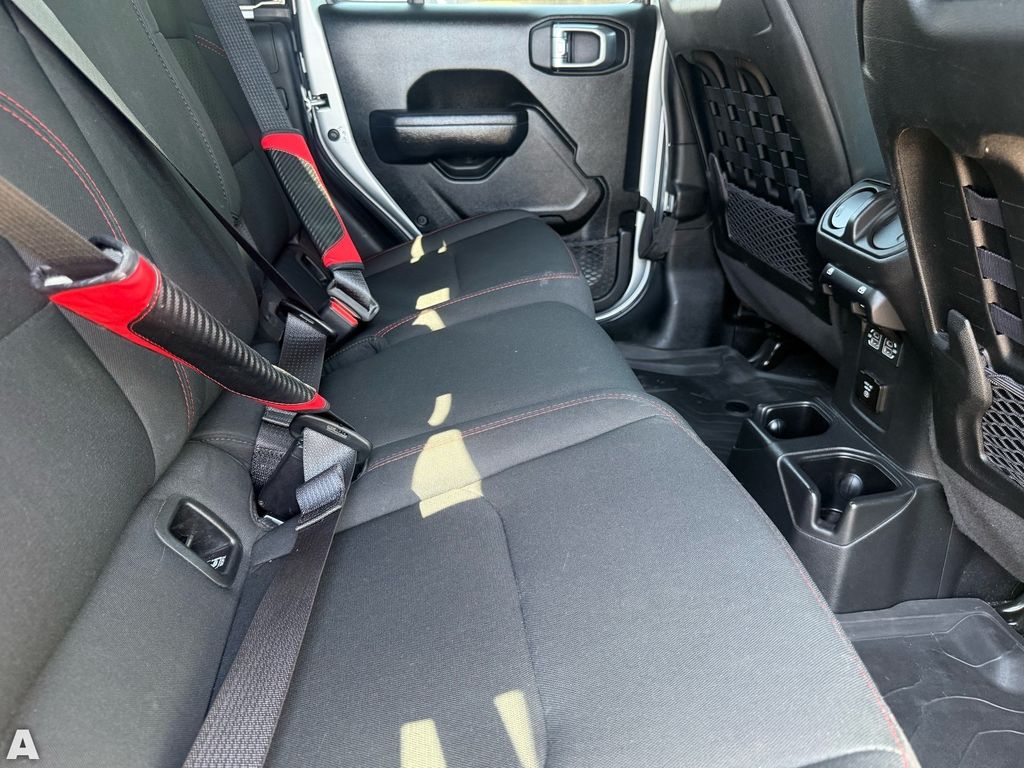 Used 2022 Silver Zynith Clearcoat Jeep Rubicon image 27