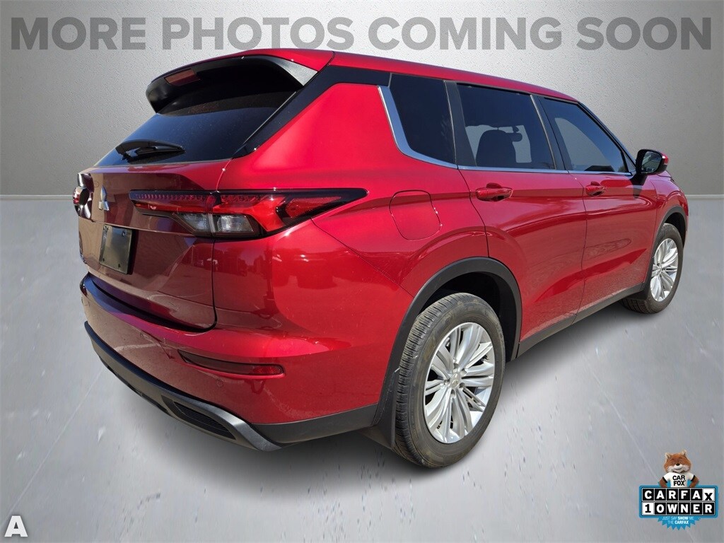 2024 Mitsubishi Outlander ES photo 2