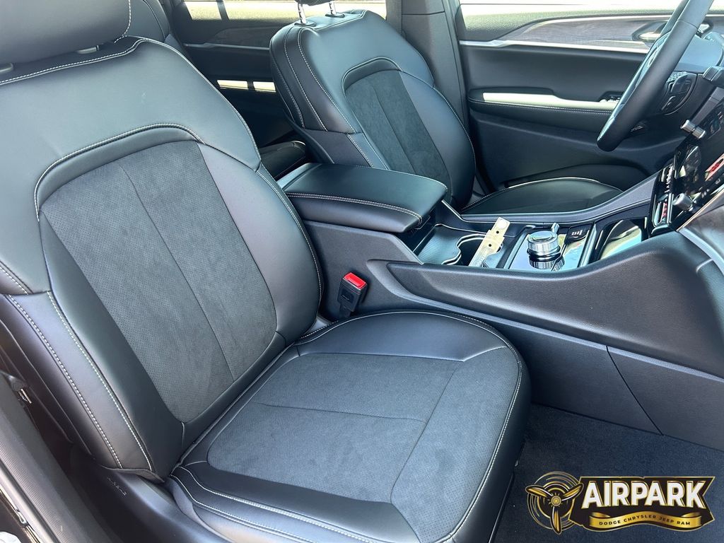 New 2026 Diamond Black Crystal Pearlcoat Jeep Laredo image 10