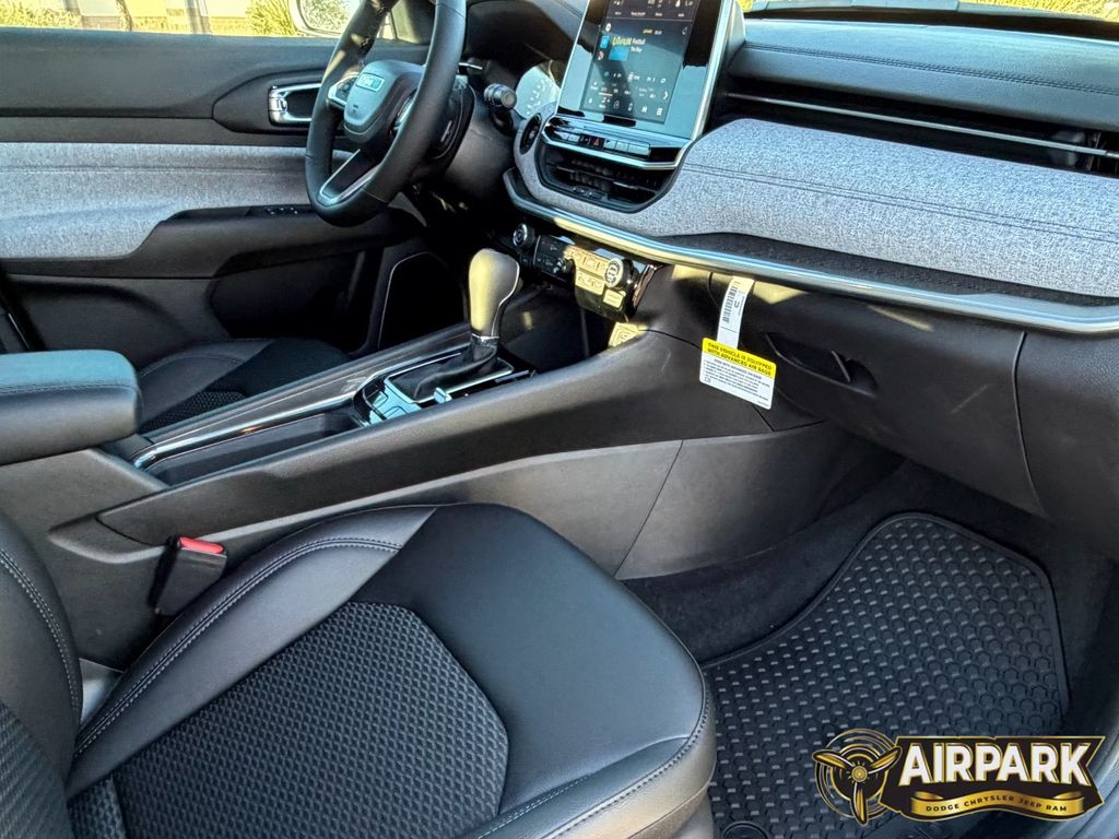 New 2026 Diamond Black Crystal Pearlcoat Jeep Latitude image 16