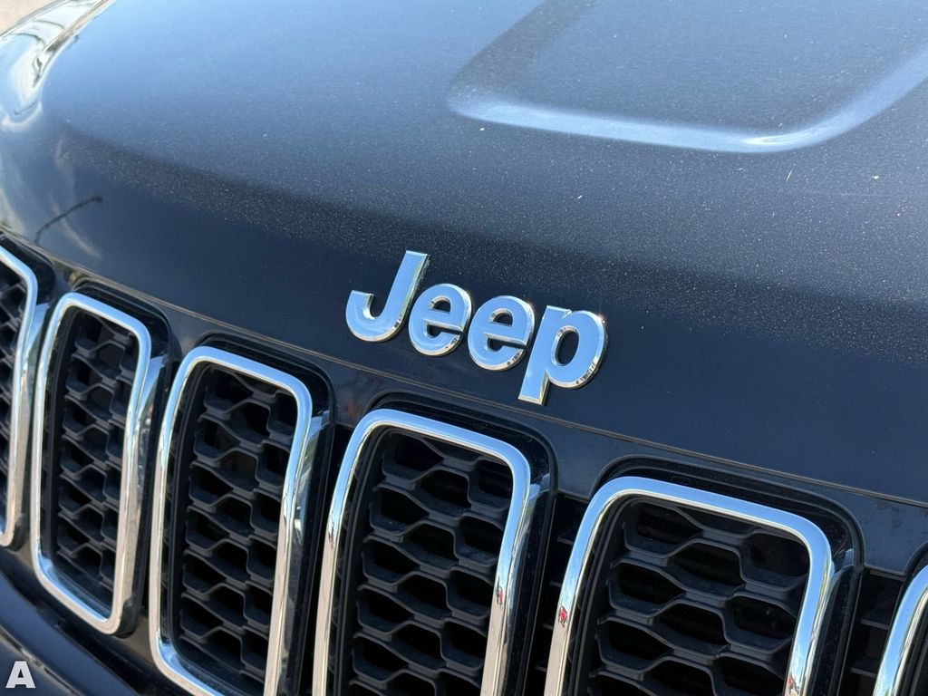 Used 2021 Diamond Black Crystal Pearlcoat Jeep Laredo E image 29