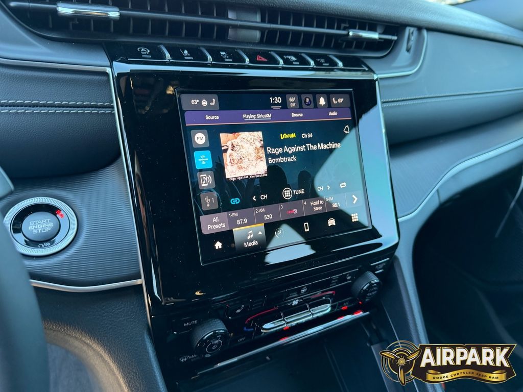 New 2025 Diamond Black Crystal Pearlcoat Jeep Laredo image 20