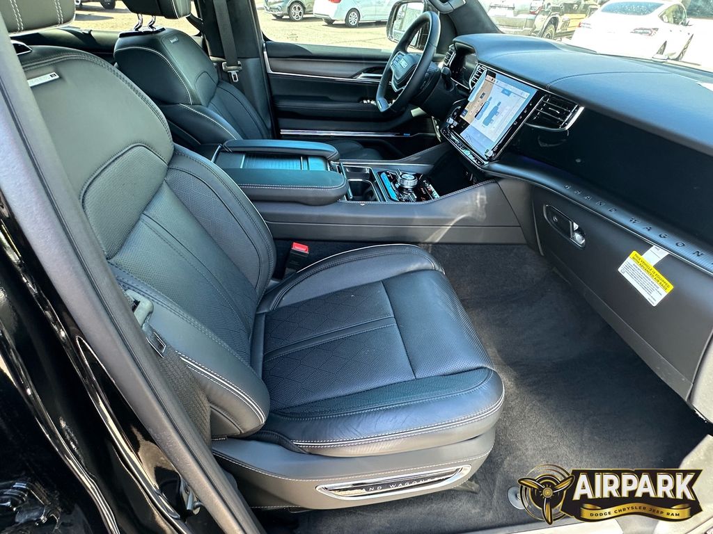 New 2024 Diamond Black Crystal Pearlcoat Jeep Series II image 12